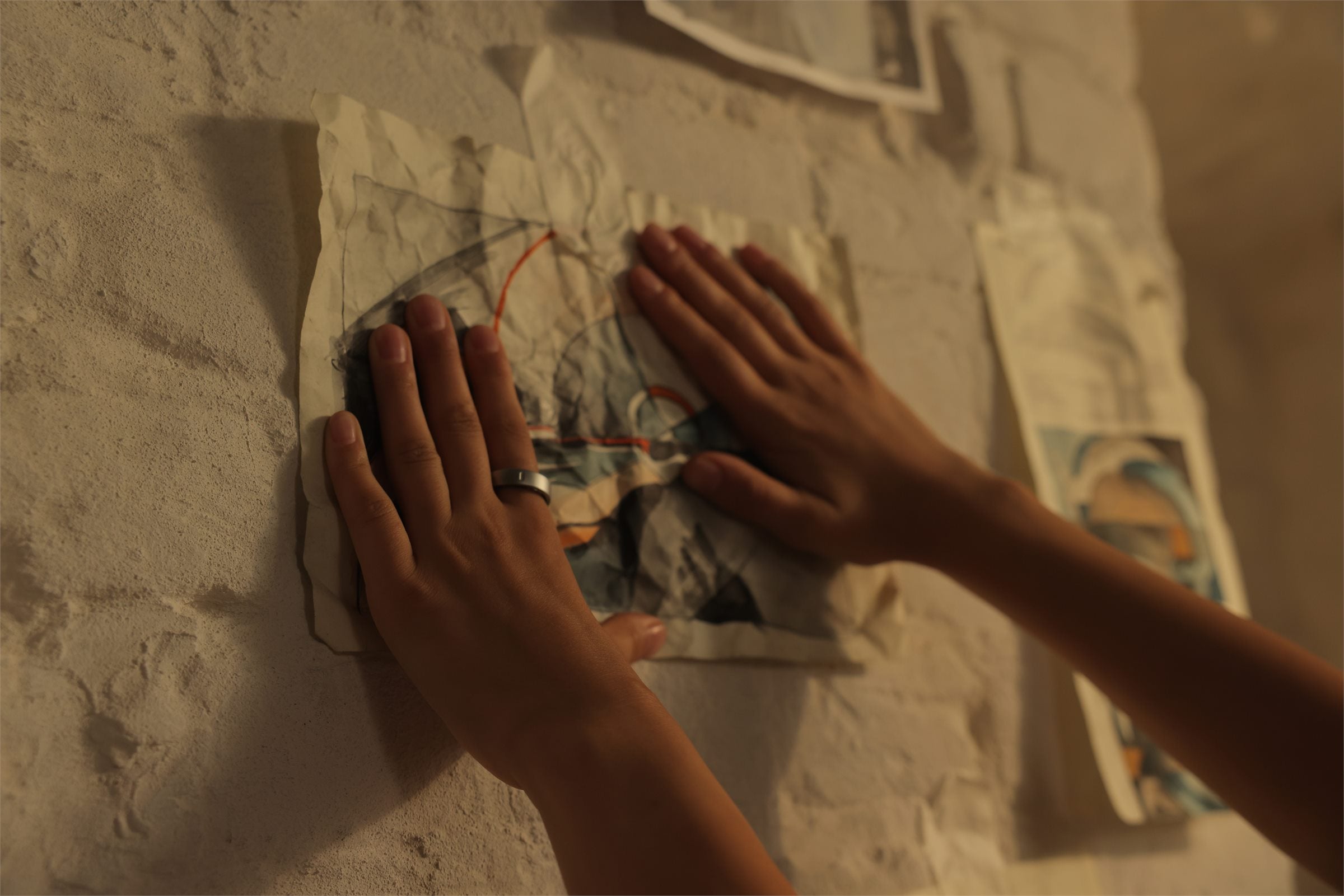 A hand wearing the evobeing ring